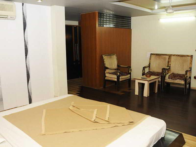 Neelkanth Paradise Hotel Ahmedabad Eksteriør billede